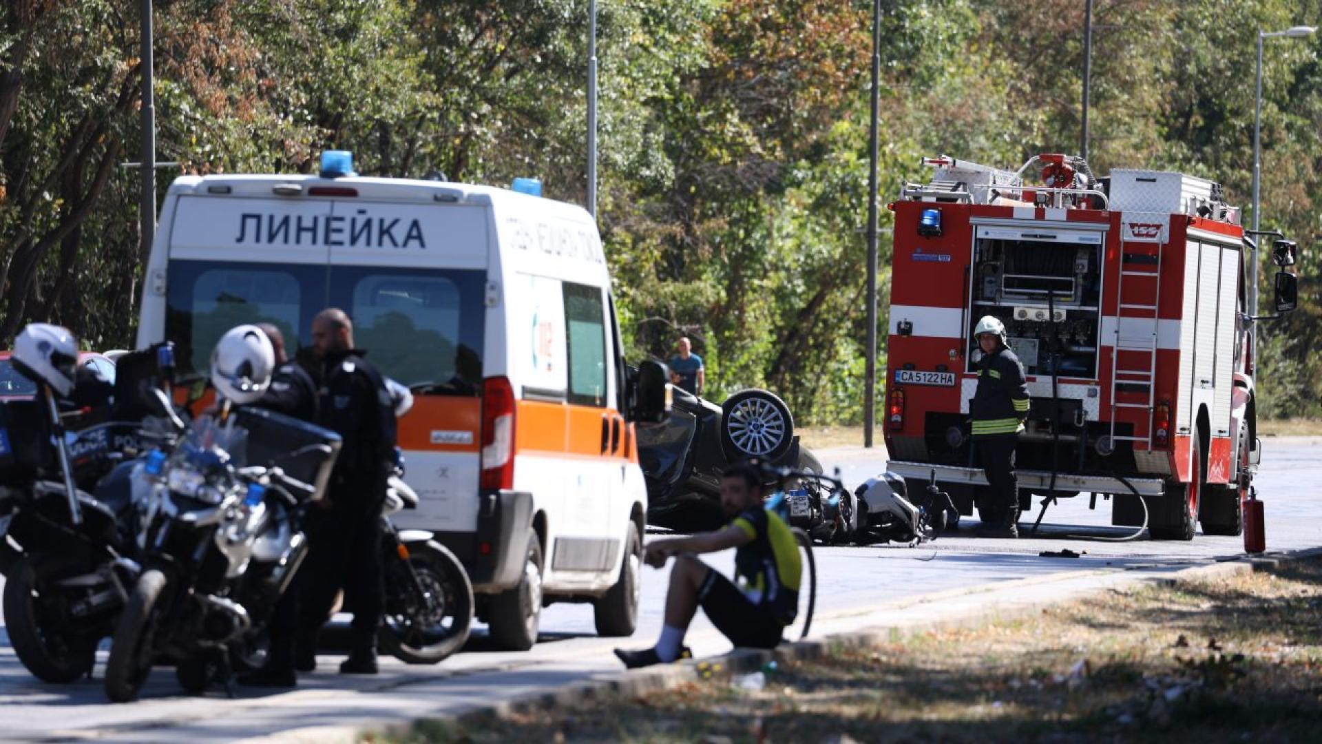 Τόπος τροχαίου ατυχήματος — ασθενοφόρο, πυροσβεστικό όχημα και αστυνομία