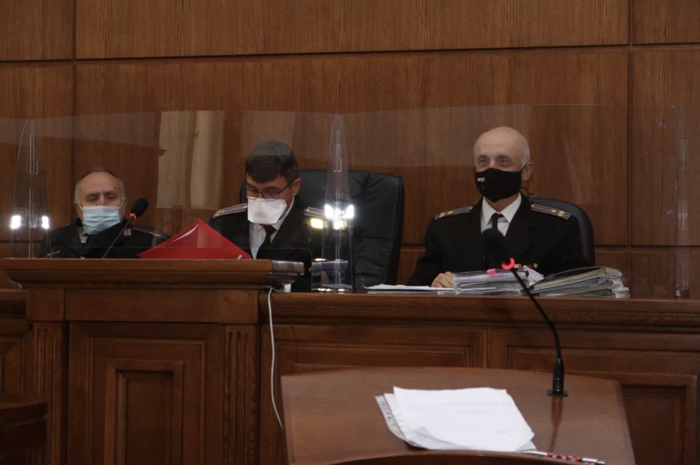 Στρατιωτικό δικαστήριο — δικαστές και εισαγγελέας κατά τη συνεδρίαση